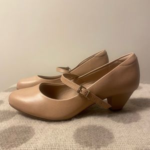 NWOT - Incredibly Comfortable Gorgeous Pin Up Style Nude Pumps - Made in Brazil